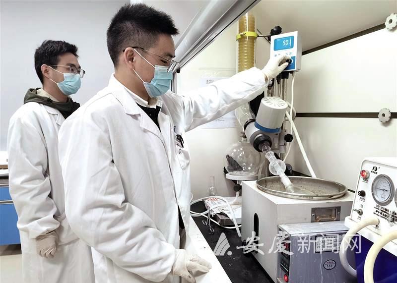 安庆高新区一家省级专精特新冠军企业实验室内,技术人员在研发新产品.